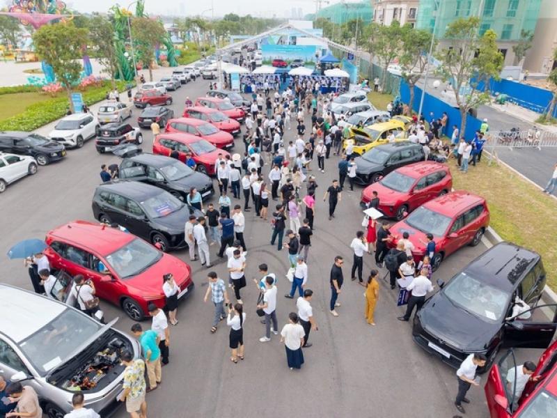 Xe điện 7 chỗ VinFast vừa bàn giao có gì 'đấu' phân khúc MPV dưới 800 triệu? - Ảnh 1. Xe điện 7 chỗ VinFast vừa bàn giao có gì 'đấu' phân khúc MPV dưới 800 triệu? - Ảnh 1.