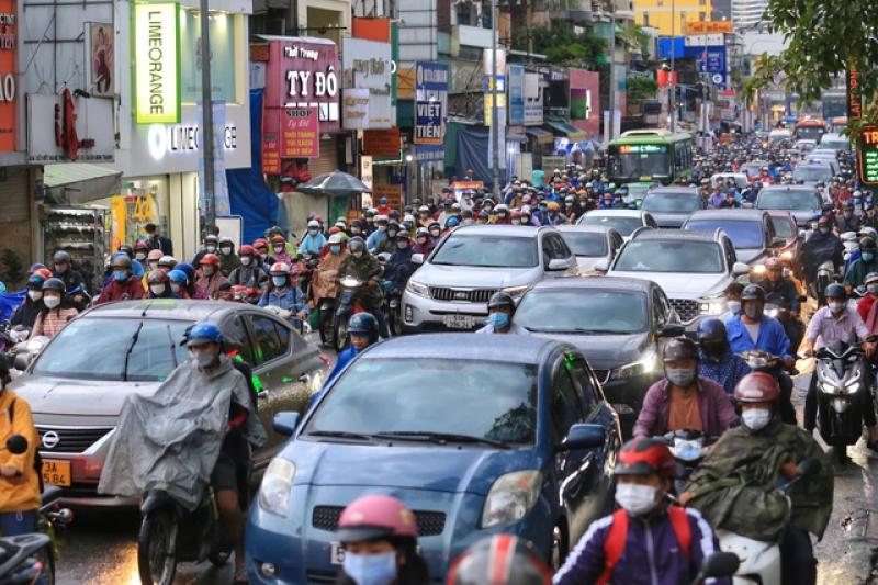 Linh hoạt nhiều giải pháp để hạn chế xe xăng - Ảnh 1.