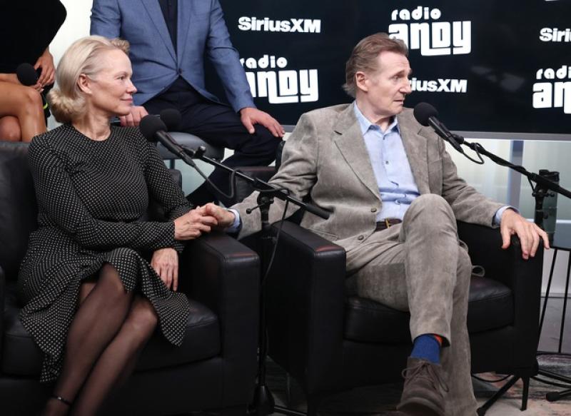 'Bom sex' Pamela Anderson và mối tình mới chớm với 'quái kiệt' Liam Neeson - Ảnh 3.