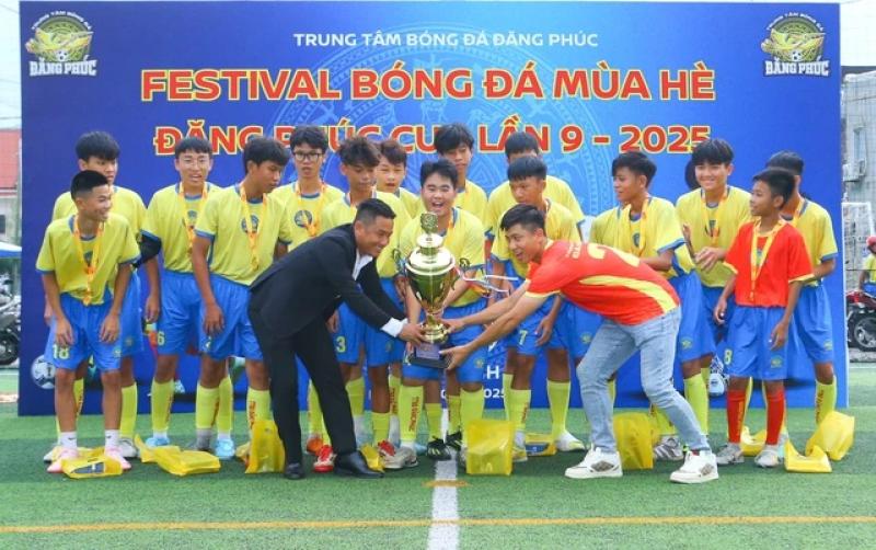 Tuyển thủ Phan Văn Đức truyền cảm hứng cho gần 1.000 trẻ em bóng đá cộng đồng- Ảnh 1. Tuyển thủ Phan Văn Đức truyền cảm hứng cho gần 1.000 trẻ em bóng đá cộng đồng- Ảnh 1.