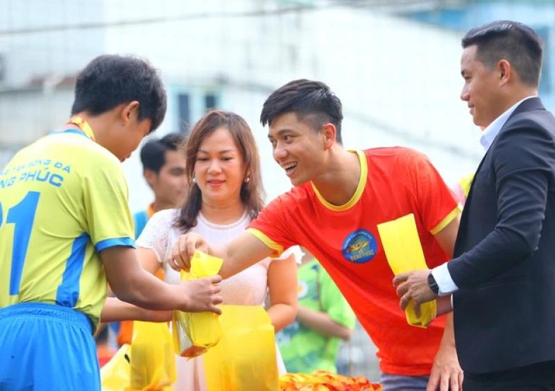 Tuyển thủ Phan Văn Đức truyền cảm hứng cho gần 1.000 trẻ em bóng đá cộng đồng- Ảnh 5. Tuyển thủ Phan Văn Đức truyền cảm hứng cho gần 1.000 trẻ em bóng đá cộng đồng- Ảnh 5.