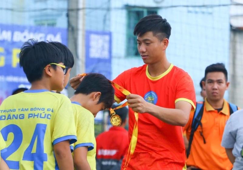 Tuyển thủ Phan Văn Đức truyền cảm hứng cho gần 1.000 trẻ em bóng đá cộng đồng- Ảnh 3. Tuyển thủ Phan Văn Đức truyền cảm hứng cho gần 1.000 trẻ em bóng đá cộng đồng- Ảnh 3.