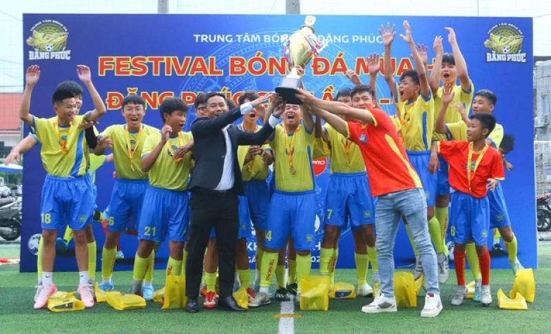 Tuyển thủ Phan Văn Đức truyền cảm hứng cho gần 1.000 trẻ em bóng đá cộng đồng- Ảnh 6. Tuyển thủ Phan Văn Đức truyền cảm hứng cho gần 1.000 trẻ em bóng đá cộng đồng- Ảnh 6.