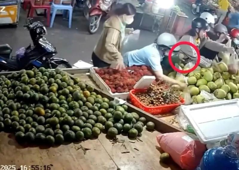 TP.HCM: Công an xác định được 4 nghi phạm dàn cảnh móc túi ở chợ công nhân - Ảnh 1.