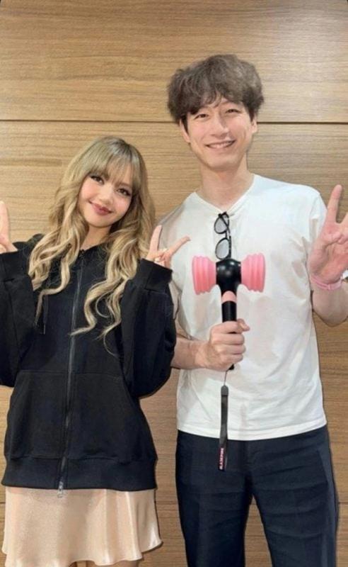 Lisa (BlackPink) khiến người hâm mộ choáng váng khi đăng ảnh cầu hôn - Ảnh 3.
