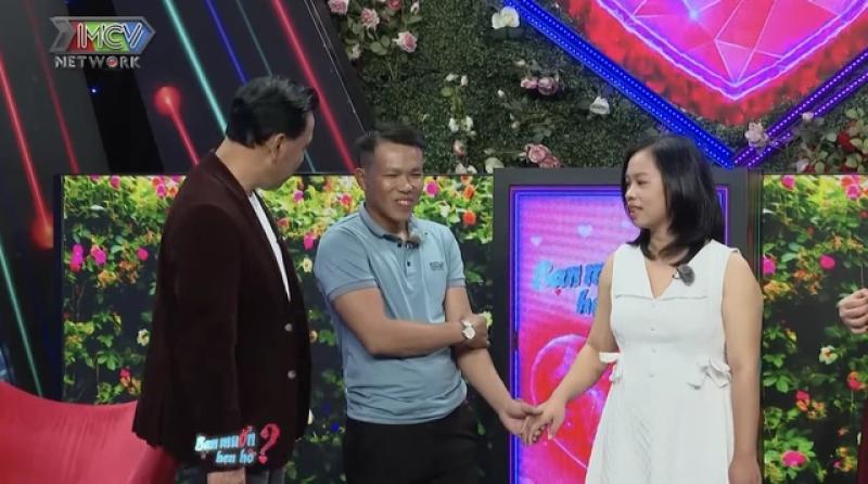 Mẹ 'giục' con gái bấm nút với nhân viên phòng cháy chữa cháy trên show hẹn hò - Ảnh 1.