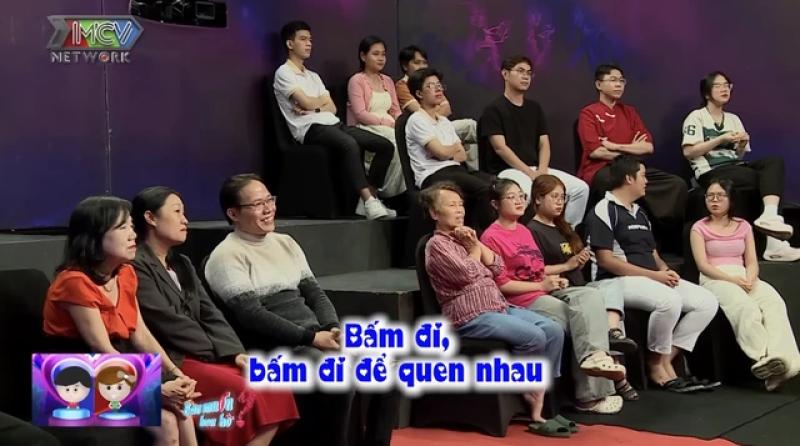 Mẹ 'giục' con gái bấm nút với nhân viên phòng cháy chữa cháy trên show hẹn hò - Ảnh 4.