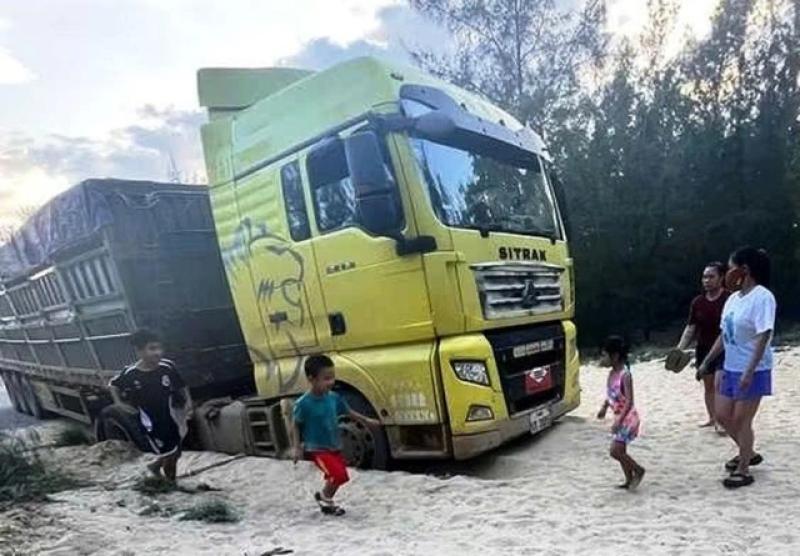 Người dân Đà Nẵng 2 hỗ trợ tài xế người Lào đi lạc vì nghe Google Maps - Ảnh 1. Người dân Đà Nẵng 2 hỗ trợ tài xế người Lào đi lạc vì nghe Google Maps - Ảnh 1.