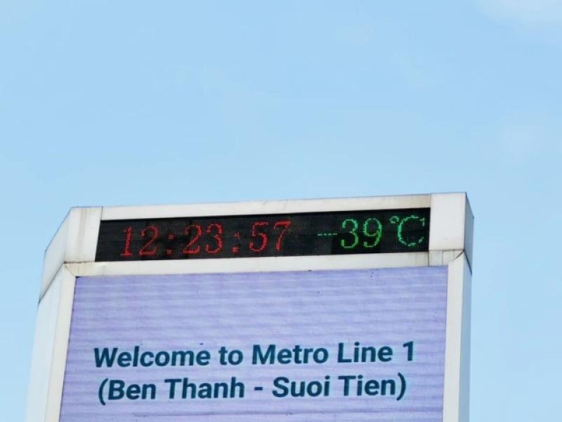 'Hạn bà chằn' gây nắng nóng giữa mùa mưa ở TP.HCM- Ảnh 1. 'Hạn bà chằn' gây nắng nóng giữa mùa mưa ở TP.HCM- Ảnh 1.