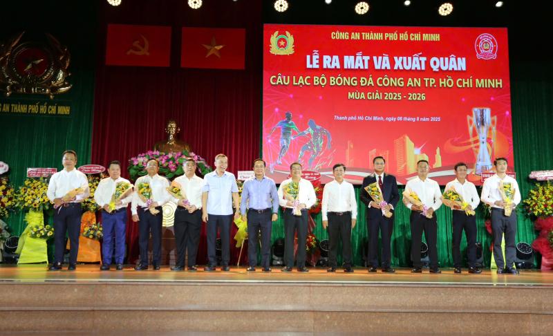 Trung tướng Mai Hoàng dự lễ xuất quân CLB CA TP.HCM: Biểu tượng hào hùng trở lại, đặt mục tiêu cao- Ảnh 4. Trung tướng Mai Hoàng dự lễ xuất quân CLB CA TP.HCM: Biểu tượng hào hùng trở lại, đặt mục tiêu cao- Ảnh 4.