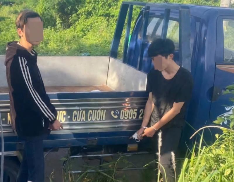 Trộm bình ắc quy bán lấy tiền chơi game, nhóm nghi phạm bị bắt giữ- Ảnh 1. Trộm bình ắc quy bán lấy tiền chơi game, nhóm nghi phạm bị bắt giữ- Ảnh 1.
