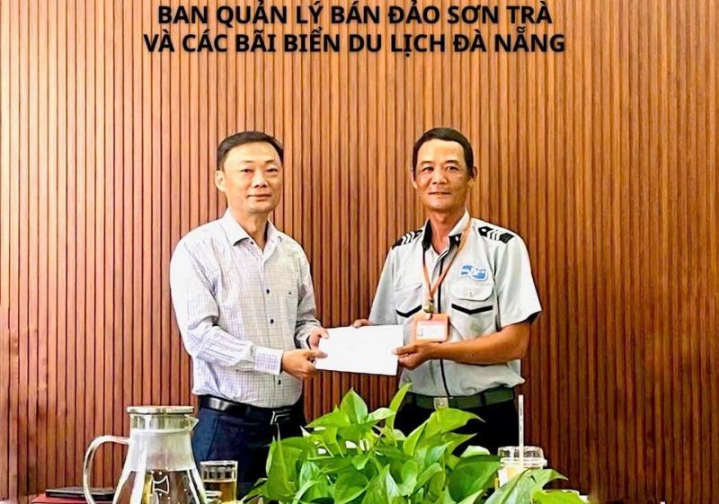 Tận tâm rà tìm nhẫn kim cương giúp du khách Úc, 2 nhân viên được khen ngợi- Ảnh 1. Tận tâm rà tìm nhẫn kim cương giúp du khách Úc, 2 nhân viên được khen ngợi- Ảnh 1.