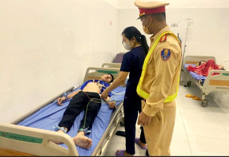 CSGT Lâm Đồng kịp thời cứu người bị đau tim trên đường về quê - Ảnh 1. CSGT Lâm Đồng kịp thời cứu người bị đau tim trên đường về quê - Ảnh 1.