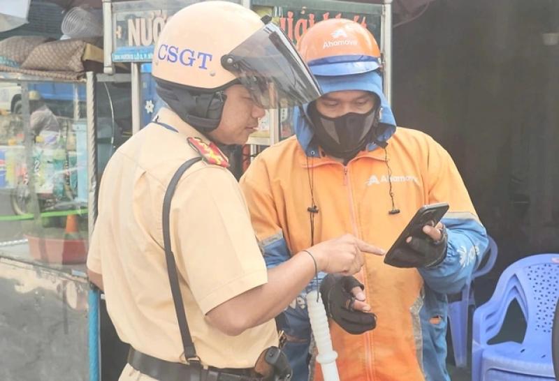 CSGT kiểm tra bắn tốc độ công khai, người vi phạm bị phạt vẫn đồng tình- Ảnh 5. CSGT kiểm tra bắn tốc độ công khai, người vi phạm bị phạt vẫn đồng tình- Ảnh 5.