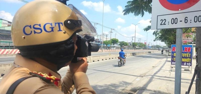 CSGT kiểm tra bắn tốc độ công khai, người vi phạm bị phạt vẫn đồng tình- Ảnh 1. CSGT kiểm tra bắn tốc độ công khai, người vi phạm bị phạt vẫn đồng tình- Ảnh 1.