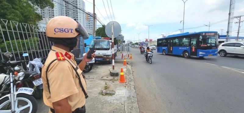 CSGT kiểm tra bắn tốc độ công khai, người vi phạm bị phạt vẫn đồng tình- Ảnh 3. CSGT kiểm tra bắn tốc độ công khai, người vi phạm bị phạt vẫn đồng tình- Ảnh 3.
