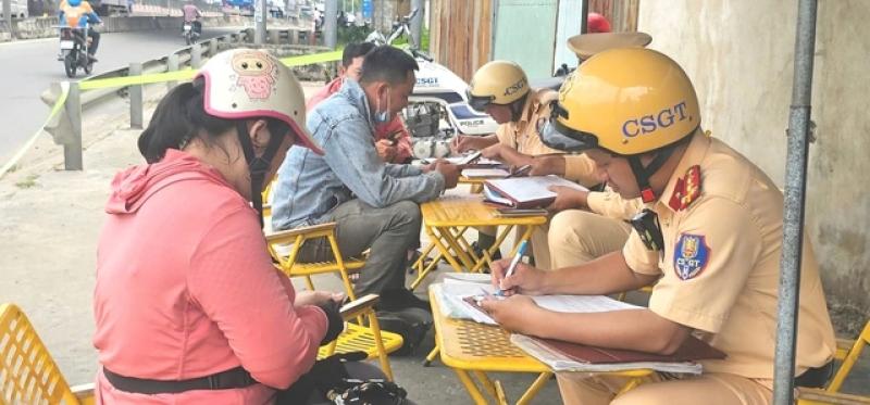 CSGT kiểm tra bắn tốc độ công khai, người vi phạm bị phạt vẫn đồng tình- Ảnh 6. CSGT kiểm tra bắn tốc độ công khai, người vi phạm bị phạt vẫn đồng tình- Ảnh 6.