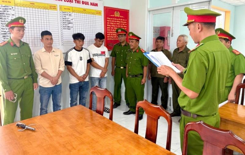Bắt tạm giam nhóm côn đồ xông vào quán karaoke chém người trọng thương- Ảnh 1. Bắt tạm giam nhóm côn đồ xông vào quán karaoke chém người trọng thương- Ảnh 1.