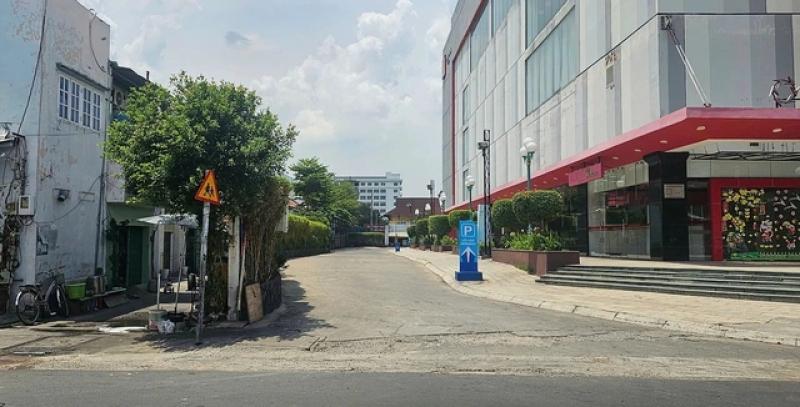 TP.HCM: Đánh nhau hỗn loạn trong đêm do 'nhìn đểu' ở phường Bình Tiên- Ảnh 1. TP.HCM: Đánh nhau hỗn loạn trong đêm do 'nhìn đểu' ở phường Bình Tiên- Ảnh 1.