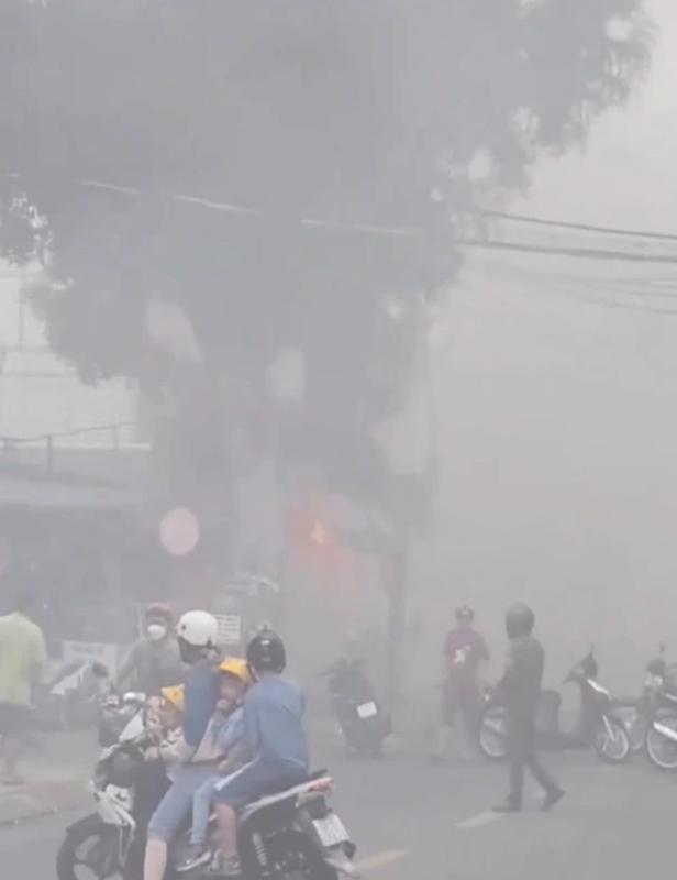 Cháy nhà hàng ẩm thực trên đường Nguyễn Văn Quá ở TP.HCM- Ảnh 1. Cháy nhà hàng ẩm thực trên đường Nguyễn Văn Quá ở TP.HCM- Ảnh 1.