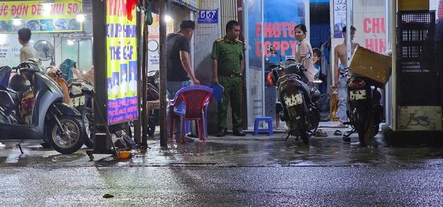 TP.HCM: Công an xã Tân Vĩnh Lộc truy tìm người chém nhân viên giữ xe quán nhậu- Ảnh 1. TP.HCM: Công an xã Tân Vĩnh Lộc truy tìm người chém nhân viên giữ xe quán nhậu- Ảnh 1.
