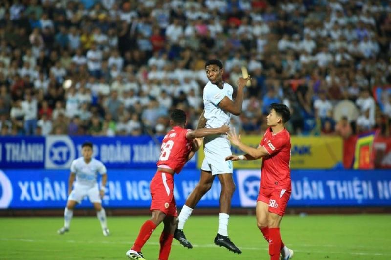 Tiền đạo 2,06 m Kyle Hudlin của Nam Định: Thủ môn V-League gặp ‘ác mộng’- Ảnh 3. Tiền đạo 2,06 m Kyle Hudlin của Nam Định: Thủ môn V-League gặp ‘ác mộng’- Ảnh 3.