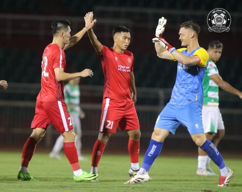 CLB Công an TP.HCM: Màn tái ngộ cực hay của HLV Lê Huỳnh Đức và Tiến Linh- Ảnh 1. CLB Công an TP.HCM: Màn tái ngộ cực hay của HLV Lê Huỳnh Đức và Tiến Linh- Ảnh 1.