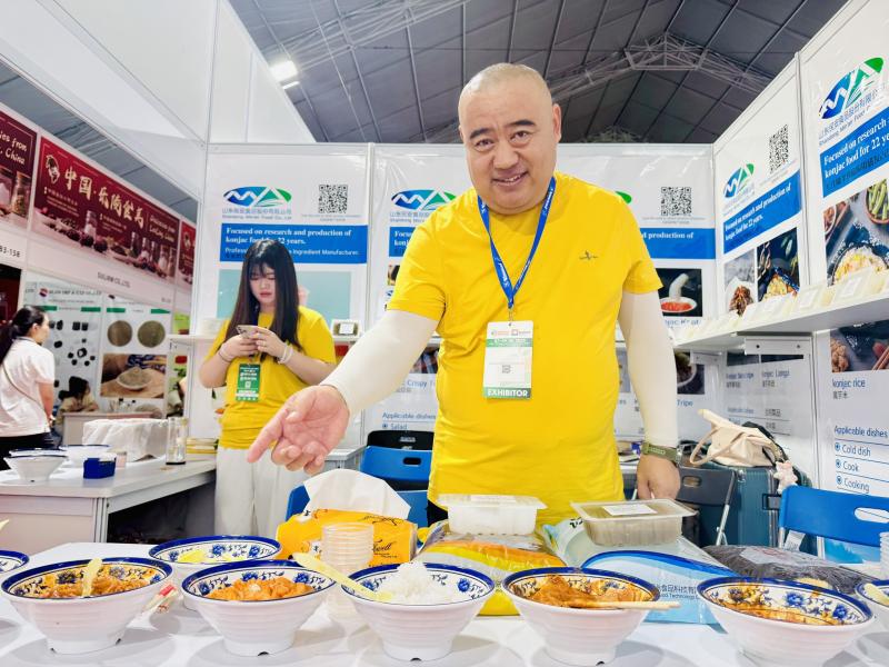 Người dân TP.HCM thưởng thức món ngon tại sự kiện ẩm thực Trung - Việt- Ảnh 3. Người dân TP.HCM thưởng thức món ngon tại sự kiện ẩm thực Trung - Việt- Ảnh 3.