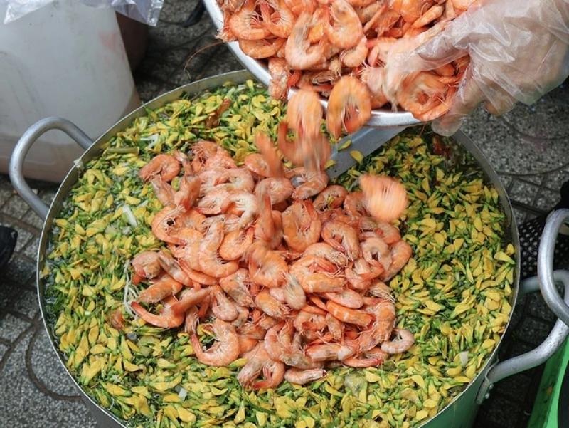 Lan tỏa trên mạng xã hội: Nồi canh chua 'siêu tôm' dành cho bệnh nhân - Ảnh 2.