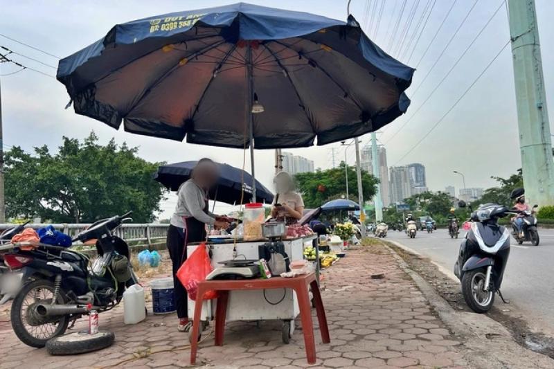 Chợ cóc 'mọc' nhan nhản, bày bán thịt heo dưới lòng đường Hà Nội- Ảnh 5. Chợ cóc 'mọc' nhan nhản, bày bán thịt heo dưới lòng đường Hà Nội- Ảnh 5.