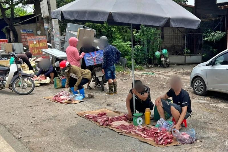 Chợ cóc 'mọc' nhan nhản, bày bán thịt heo dưới lòng đường Hà Nội- Ảnh 8. Chợ cóc 'mọc' nhan nhản, bày bán thịt heo dưới lòng đường Hà Nội- Ảnh 8.