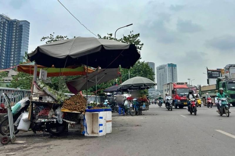 Chợ cóc 'mọc' nhan nhản, bày bán thịt heo dưới lòng đường Hà Nội- Ảnh 2. Chợ cóc 'mọc' nhan nhản, bày bán thịt heo dưới lòng đường Hà Nội- Ảnh 2.