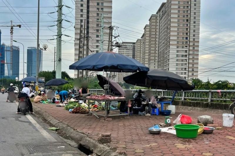 Chợ cóc 'mọc' nhan nhản, bày bán thịt heo dưới lòng đường Hà Nội- Ảnh 1. Chợ cóc 'mọc' nhan nhản, bày bán thịt heo dưới lòng đường Hà Nội- Ảnh 1.
