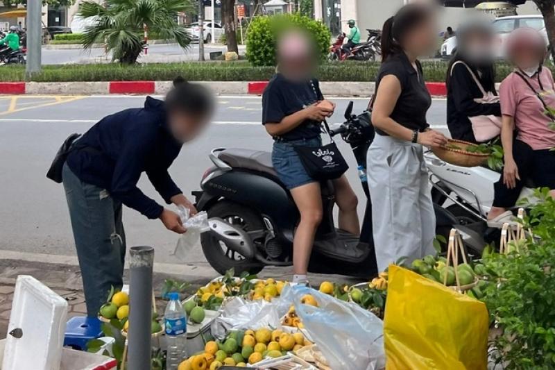 Chợ cóc 'mọc' nhan nhản, bày bán thịt heo dưới lòng đường Hà Nội- Ảnh 6. Chợ cóc 'mọc' nhan nhản, bày bán thịt heo dưới lòng đường Hà Nội- Ảnh 6.