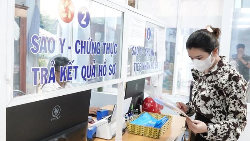 Hồ sơ chứng thực 'chất như núi', cách nào hết quá tải? - Ảnh 1.