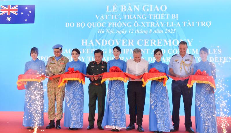 Úc viện trợ trang thiết bị 240.000 USD cho lực lượng Gìn giữ hòa bình Việt Nam- Ảnh 1. Úc viện trợ trang thiết bị 240.000 USD cho lực lượng Gìn giữ hòa bình Việt Nam- Ảnh 1.