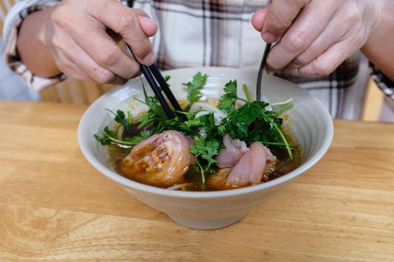 Vì sao bún bò Huế được vinh danh di sản văn hóa phi vật thể quốc gia? - Ảnh 2.