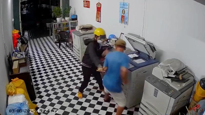 Truy bắt người đàn ông đâm chủ tiệm photo vì không xin được tiền - Ảnh 1.