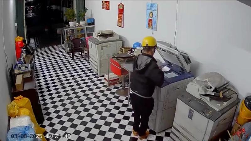 Truy bắt người đàn ông đâm chủ tiệm photo vì không xin được tiền - Ảnh 2.