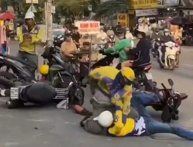 TP.HCM: Mời làm việc 2 tài xế đánh nhau tới tấp trước cổng trường đại học- Ảnh 1. TP.HCM: Mời làm việc 2 tài xế đánh nhau tới tấp trước cổng trường đại học- Ảnh 1.