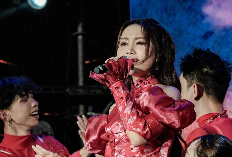 Phương Mỹ Chi mang hit ở Sing! Asia 2025 ' đốt cháy' Phố đi bộ Nguyễn Huệ - Ảnh 2. Phương Mỹ Chi mang hit ở Sing! Asia 2025 ' đốt cháy' Phố đi bộ Nguyễn Huệ - Ảnh 2.