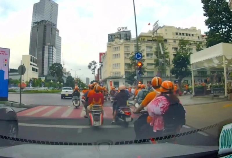 Xác minh clip gần 20 xe máy nối đuôi vượt đèn đỏ ở trung tâm TP.HCM - Ảnh 1.