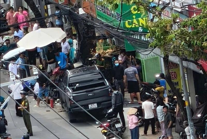 TP.HCM: Tài xế ô tô đột quỵ, tông xe máy và trụ điện rồi tử vong- Ảnh 2. TP.HCM: Tài xế ô tô đột quỵ, tông xe máy và trụ điện rồi tử vong- Ảnh 2.