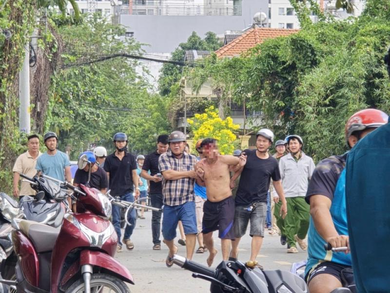 TP.HCM: Công an khống chế kẻ cầm dao múa loạn xạ, tâm lý bất thường- Ảnh 1. TP.HCM: Công an khống chế kẻ cầm dao múa loạn xạ, tâm lý bất thường- Ảnh 1.