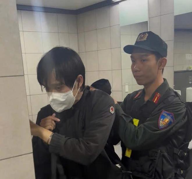 TP.HCM: Công an làm rõ vụ nam thanh niên bị tố sàm sỡ trên tàu metro- Ảnh 2. TP.HCM: Công an làm rõ vụ nam thanh niên bị tố sàm sỡ trên tàu metro- Ảnh 2.