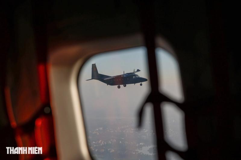 Xem 'ngựa thồ' C-295 khoác áo mới, bay biên đội 4 chiếc trên bầu trời Hà Nội- Ảnh 29. Xem 'ngựa thồ' C-295 khoác áo mới, bay biên đội 4 chiếc trên bầu trời Hà Nội- Ảnh 29.
