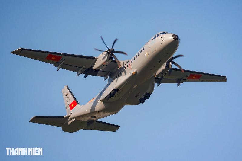 Xem 'ngựa thồ' C-295 khoác áo mới, bay biên đội 4 chiếc trên bầu trời Hà Nội- Ảnh 32. Xem 'ngựa thồ' C-295 khoác áo mới, bay biên đội 4 chiếc trên bầu trời Hà Nội- Ảnh 32.