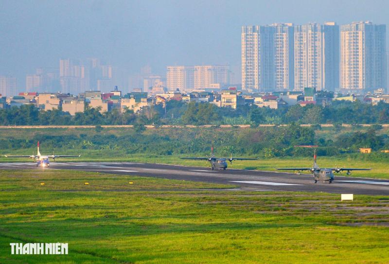 Xem 'ngựa thồ' C-295 khoác áo mới, bay biên đội 4 chiếc trên bầu trời Hà Nội- Ảnh 11. Xem 'ngựa thồ' C-295 khoác áo mới, bay biên đội 4 chiếc trên bầu trời Hà Nội- Ảnh 11.