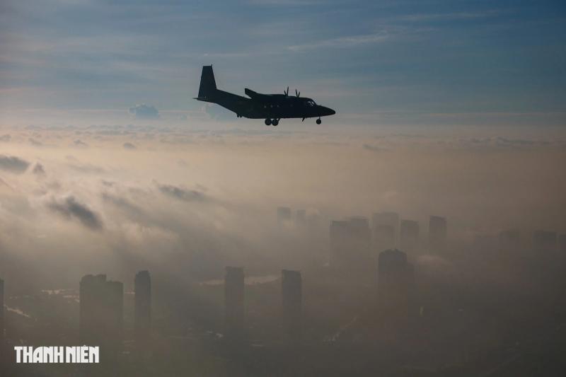 Xem 'ngựa thồ' C-295 khoác áo mới, bay biên đội 4 chiếc trên bầu trời Hà Nội- Ảnh 21. Xem 'ngựa thồ' C-295 khoác áo mới, bay biên đội 4 chiếc trên bầu trời Hà Nội- Ảnh 21.