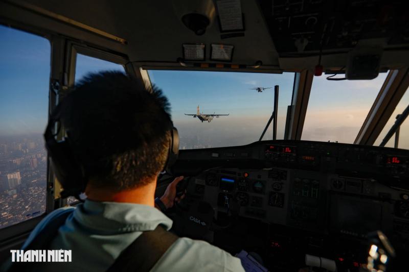 Xem 'ngựa thồ' C-295 khoác áo mới, bay biên đội 4 chiếc trên bầu trời Hà Nội- Ảnh 28. Xem 'ngựa thồ' C-295 khoác áo mới, bay biên đội 4 chiếc trên bầu trời Hà Nội- Ảnh 28.